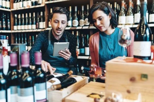 comerciantes vendo o seu controle de estoque para depósito de bebidas